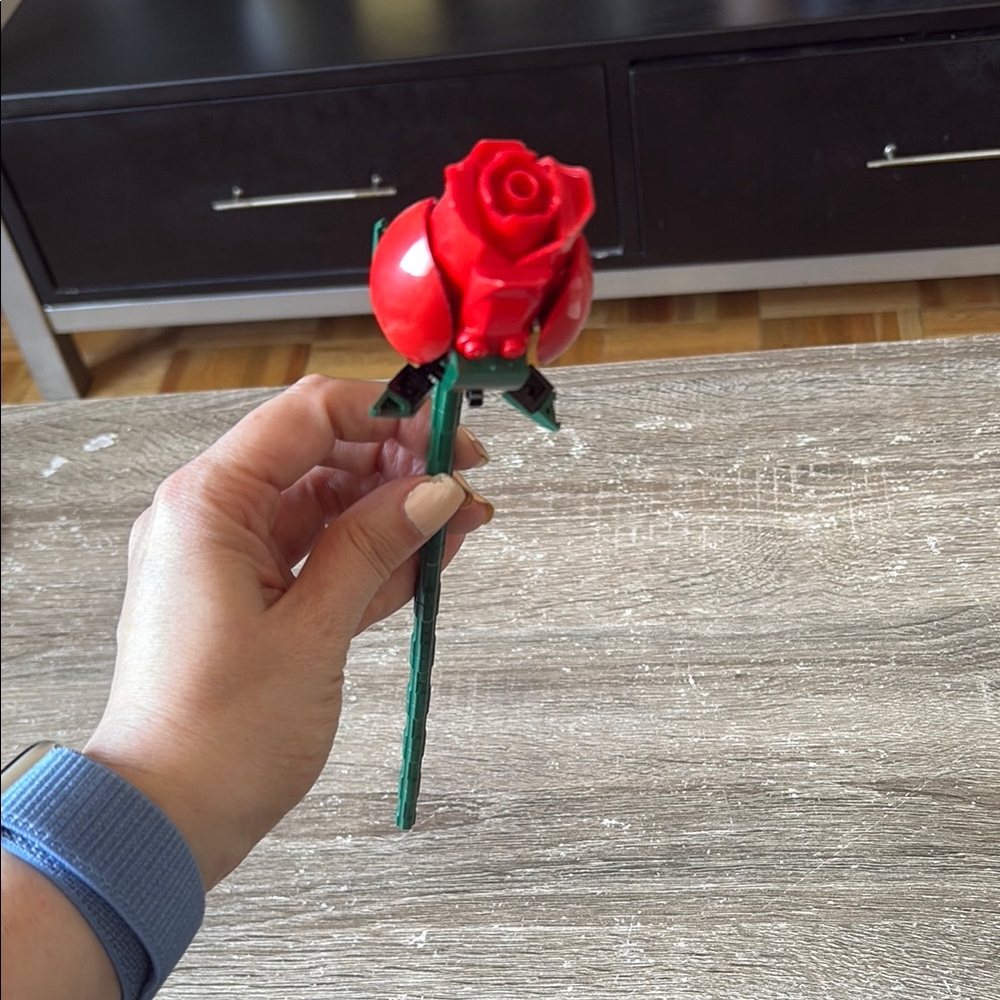 LEGO Red Rose with Green Stem - Picture 4 of 4